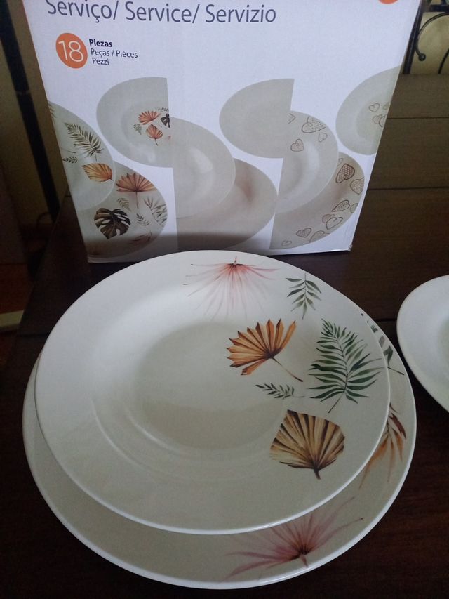 Vajilla de 18 piezas sin estrenar,  ideal .