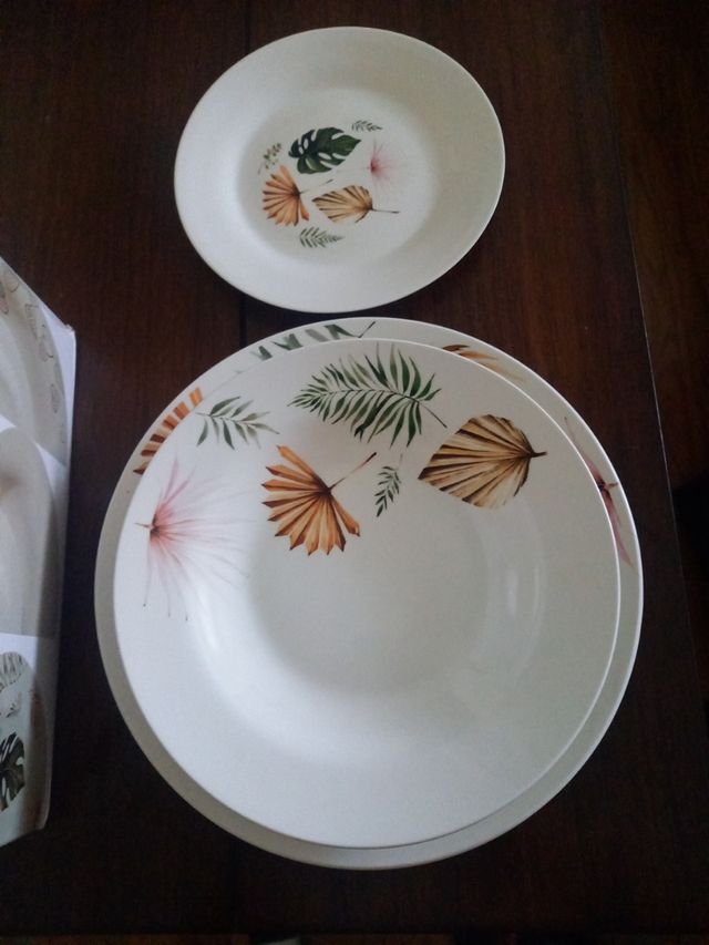 Vajilla de 18 piezas sin estrenar,  ideal .