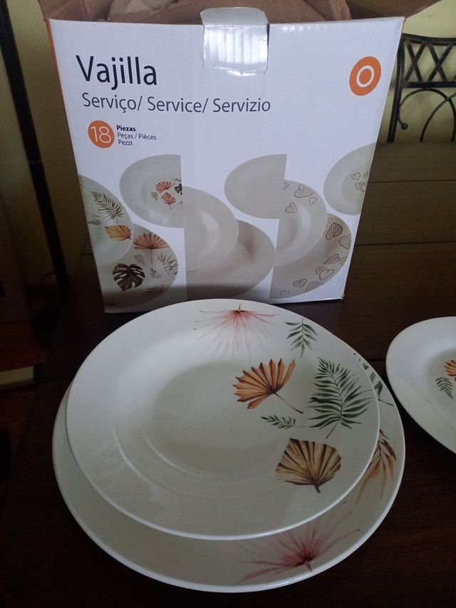 Vajilla de 18 piezas sin estrenar,  ideal .