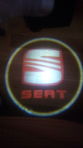 Logos proyector Seat.