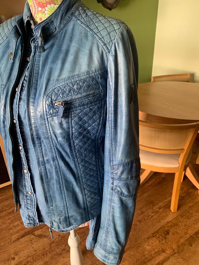 Cazadora biker estilo motero de piel.