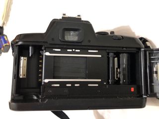 Cámara Nikon F 401X con objetivo