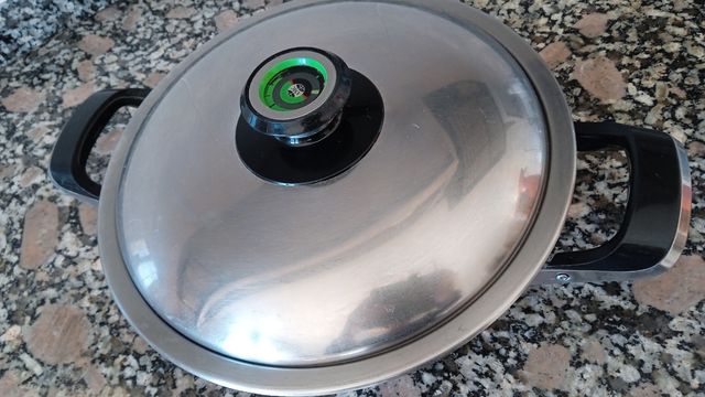 cazuela AMC 27 cm. con tapa. acero inoxidable.