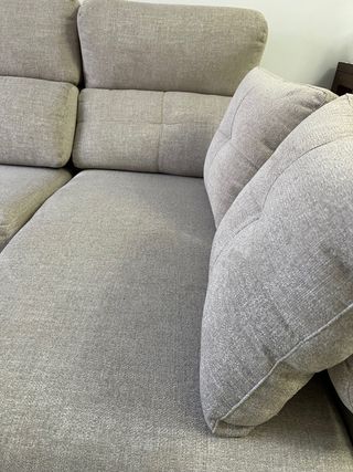 Sofá nuevo con cheislong beige