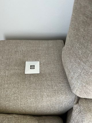 Sofá nuevo con cheislong beige