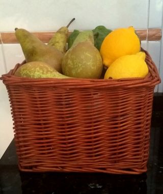 CESTA DE MIMBRE.🧺🍐🍎🫑🍋