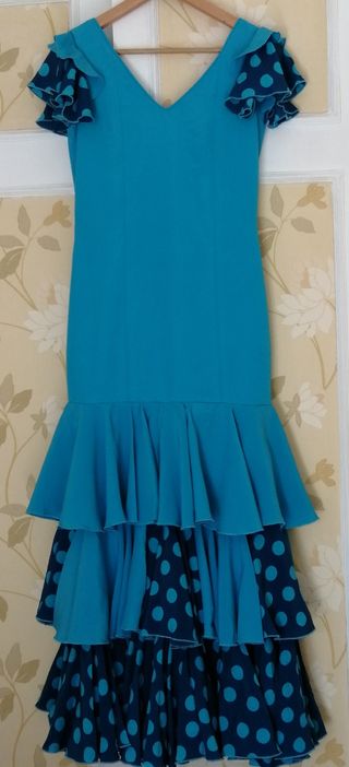 Traje de gitana con complementos. 