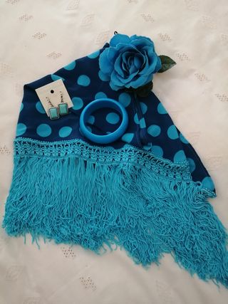Traje de gitana con complementos. 