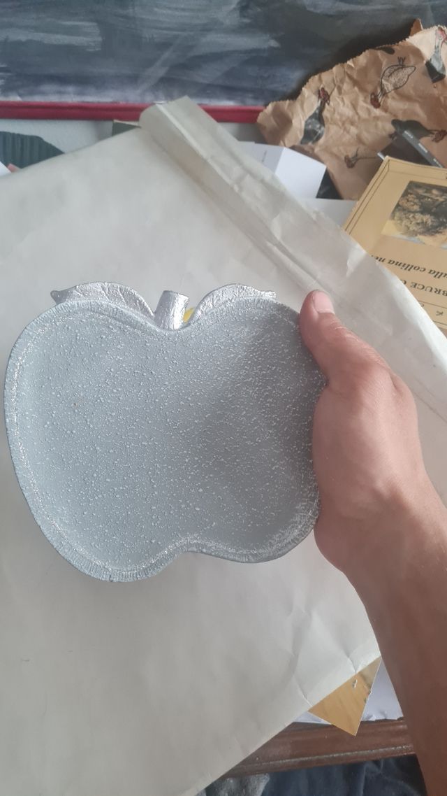 piatti argentati di ceramica