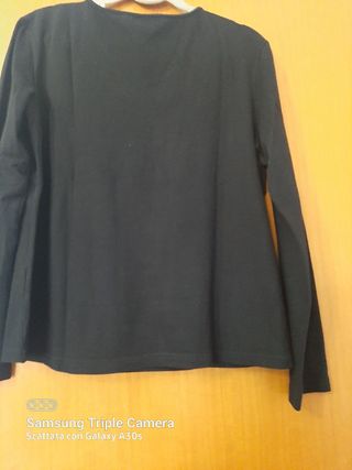 Blusa nera con applicazioni nel collo. 40% lana