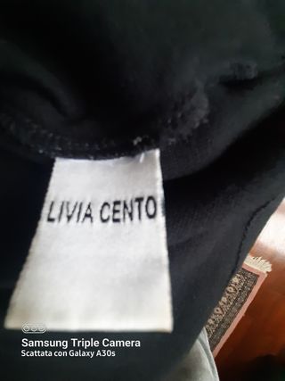 Blusa nera con applicazioni nel collo. 40% lana