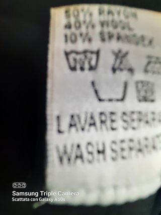 Blusa nera con applicazioni nel collo. 40% lana