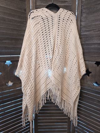 Poncho punto rematado en flecos. T. única 🐞🐞