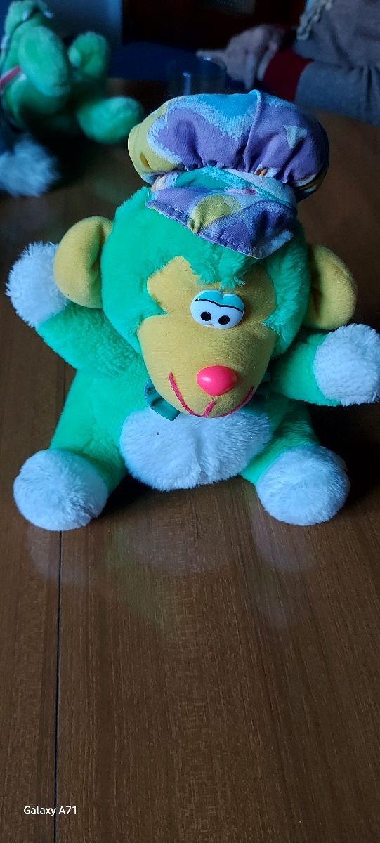 scimmietta con tasca sulla schiena