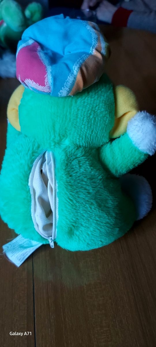 scimmietta con tasca sulla schiena