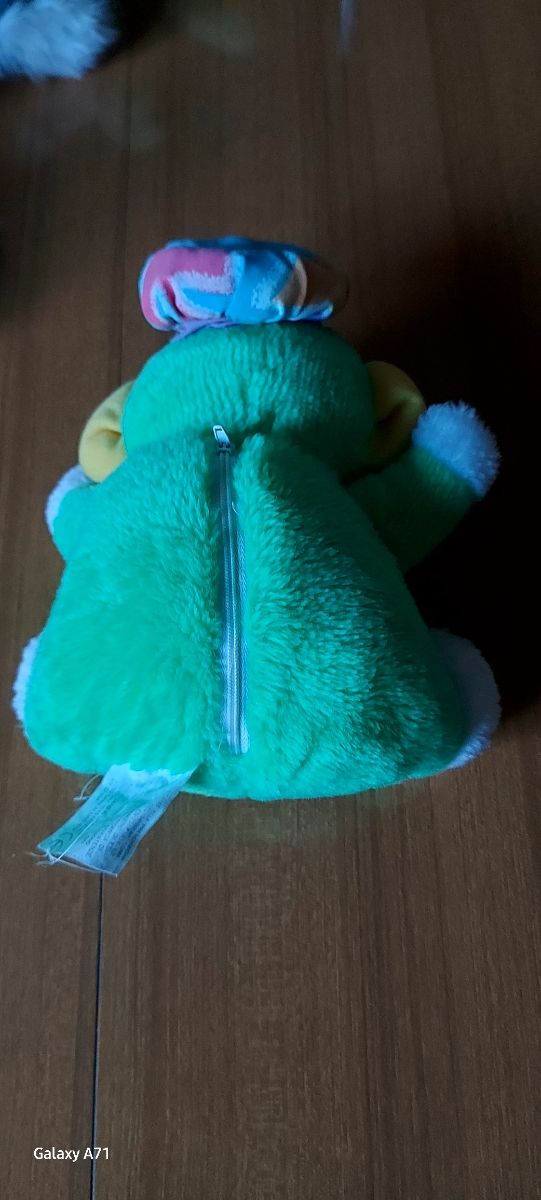 scimmietta con tasca sulla schiena