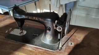 MAQUINA DE COSER ALFA (ANTIGUA)