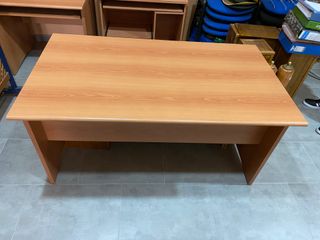 Conjunto muebles madera (escritorio, mesas...)