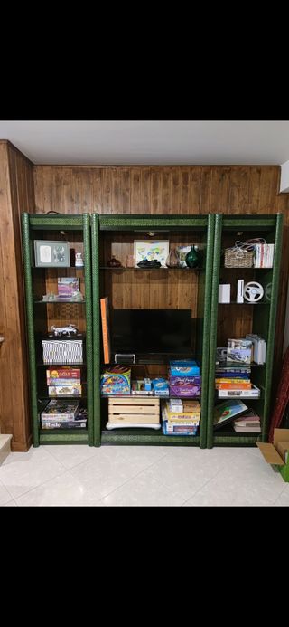 estantería de madera verde con estantes d cristal