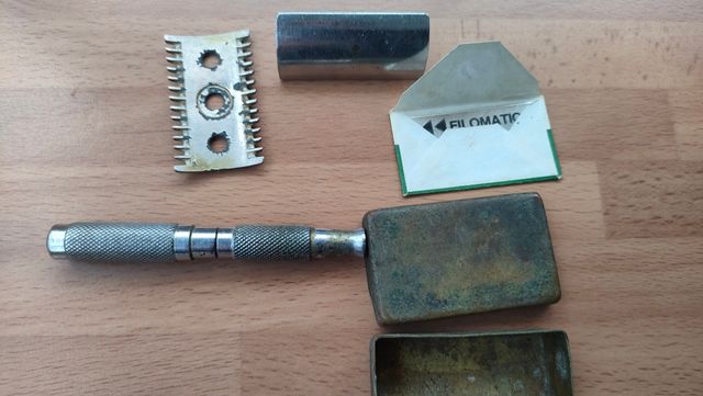 MAQUINILLA DE AFEITAR ANTIGUA PLEGABLE DEL EJERCIT