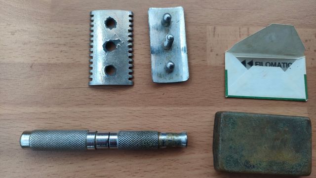 MAQUINILLA DE AFEITAR ANTIGUA PLEGABLE DEL EJERCIT