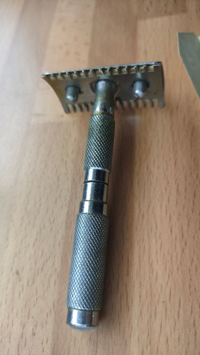 MAQUINILLA DE AFEITAR ANTIGUA PLEGABLE DEL EJERCIT