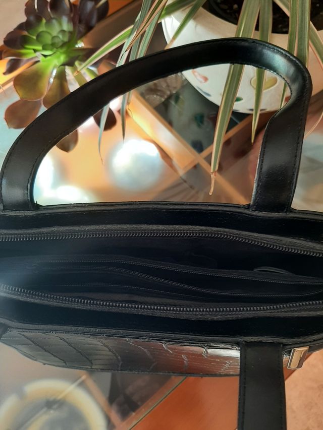 Bolso negro de mano o al hombro