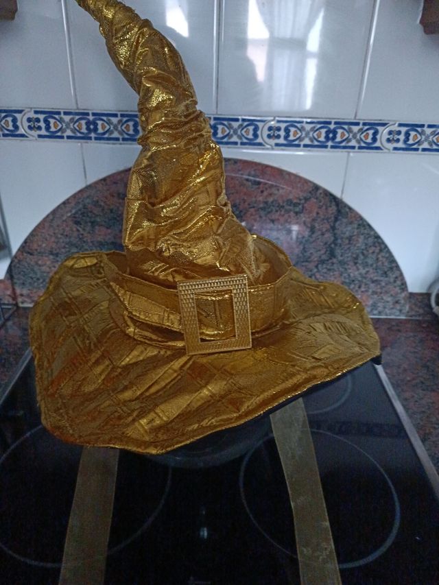 GORRO DORADO CON HEBILLA