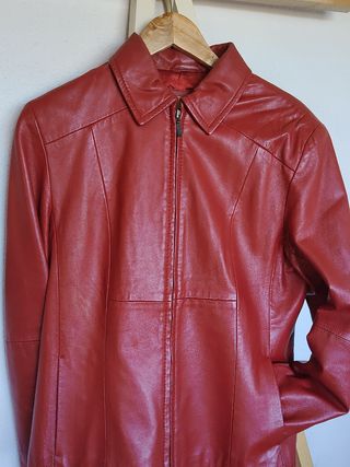 Cazadora de cuero roja.