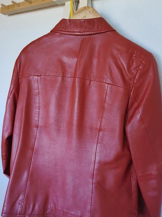 Cazadora de cuero roja.