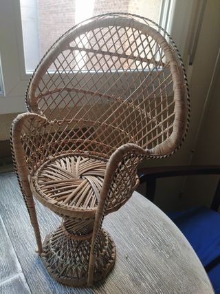 Muñeca cerámica vintage con silla mimbre
