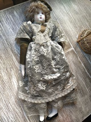 Muñeca cerámica vintage con silla mimbre