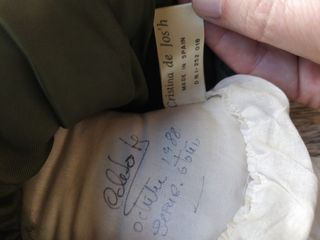 Muñeca cerámica vintage con silla mimbre