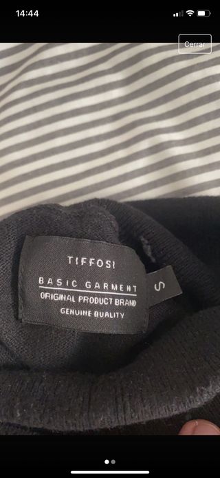 Jersey negro cuello alto