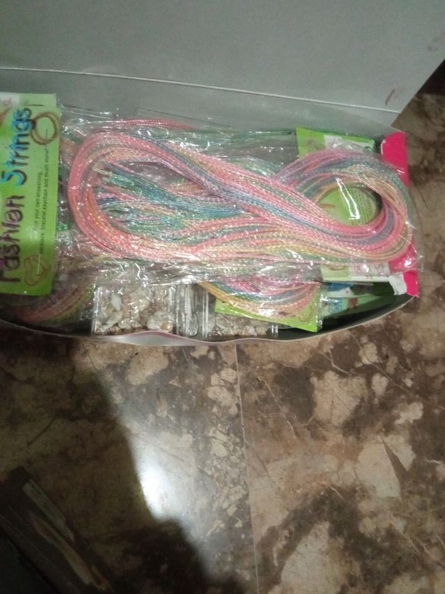 Set pazzesco di accessori per donne e ragazze.