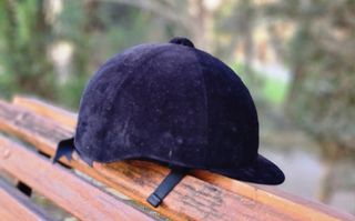 Lote hípica: 2 cascos 8-10 años + chaleco