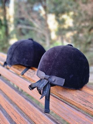 Lote hípica: 2 cascos 8-10 años + chaleco