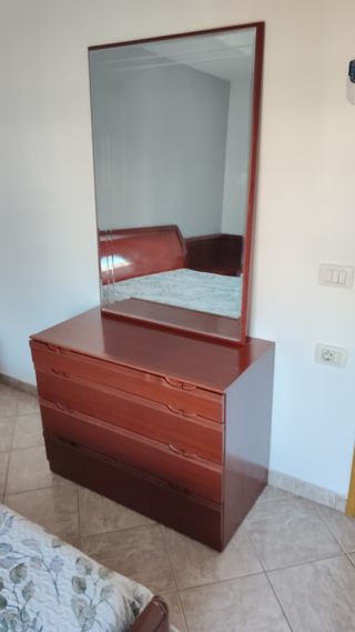 Cómoda cajones y espejo habitación