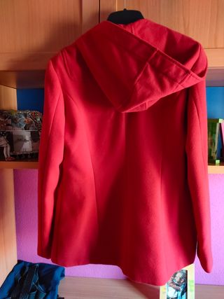 Trenca roja de Kira.