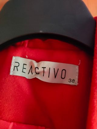 Trenca roja de Kira.