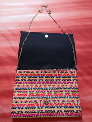 Cartera de mano con cadena para colgar