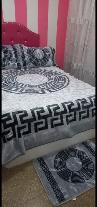 manta versace con dos fundas de los cojines y dos