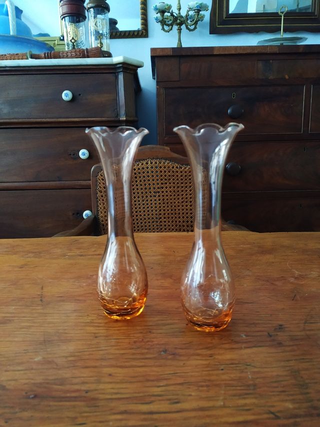 Pareja de violeteros modernistas