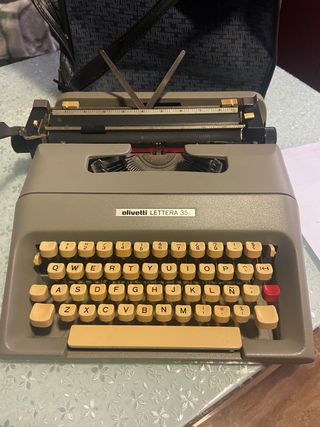 Máquina de escribir OLIVETTI LETTERA 35 i
