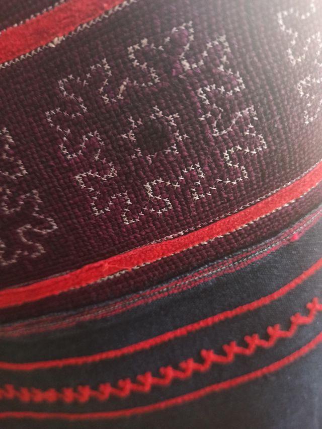 Borsa in tessuto blu.