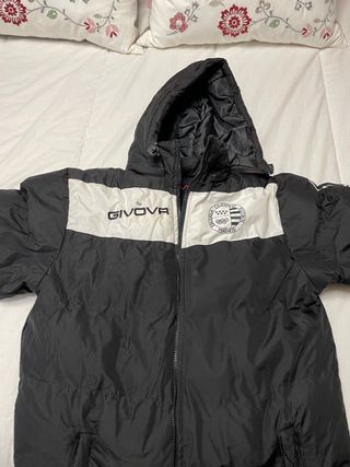 parka plumas deportiva. 