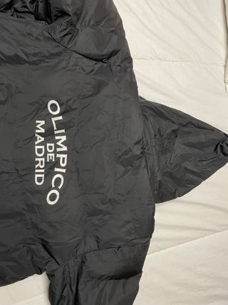 parka plumas deportiva. 