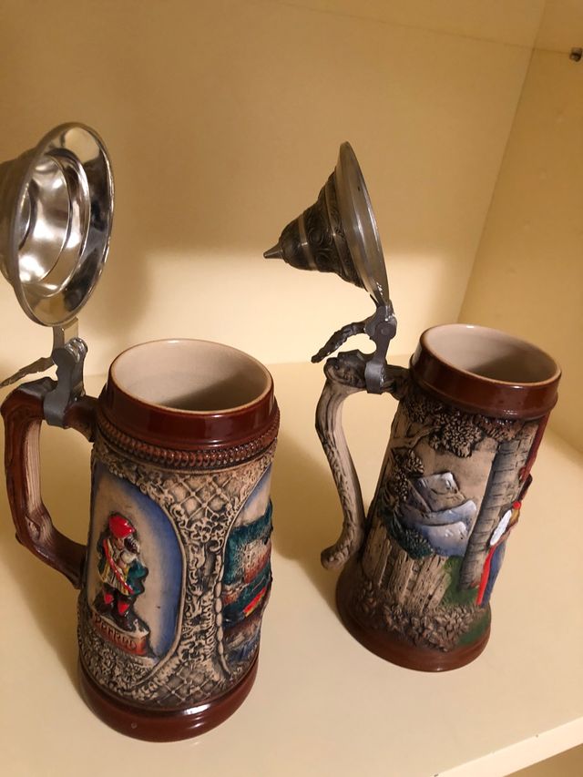 Dos jarras alemanas para cerveza con tapa metalica