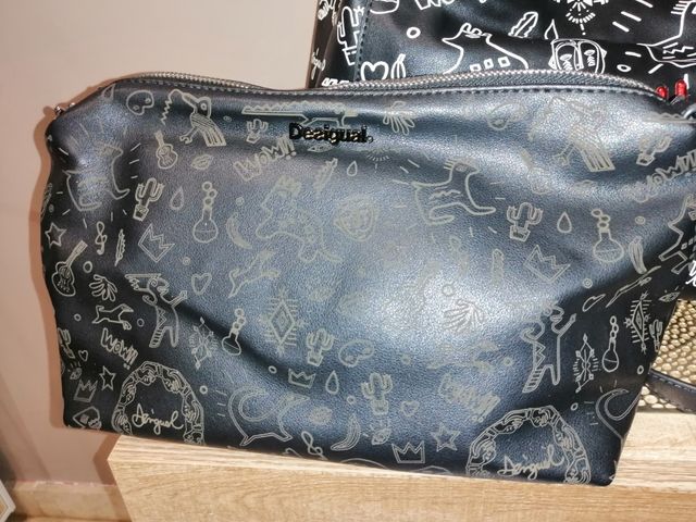 Par de bolsos desigual