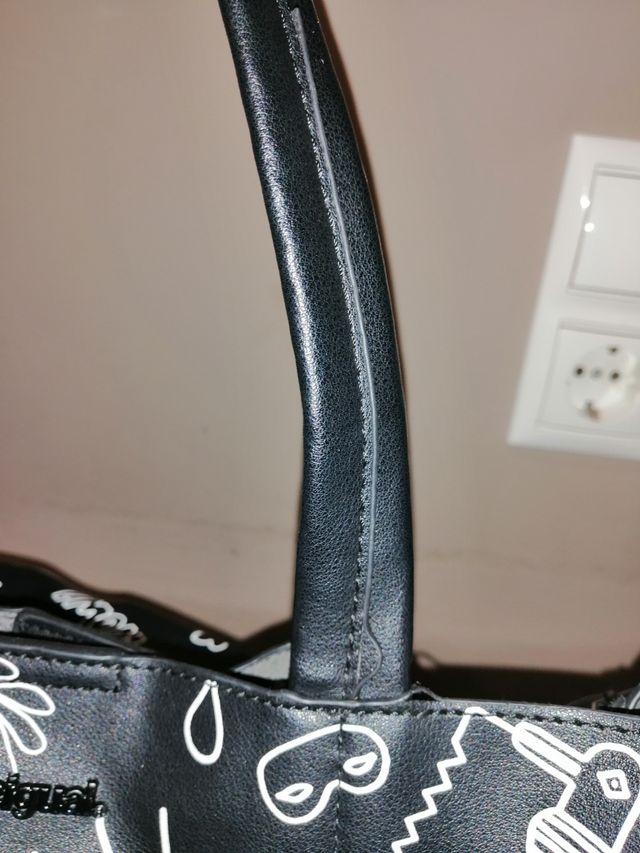 Par de bolsos desigual